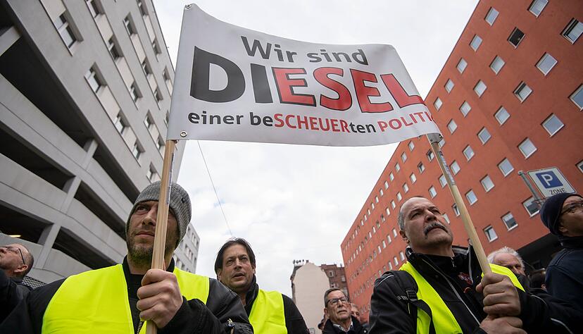 Gegner der Diesel-Fahrverbote protestieren am Stuttgarter Neckartor. Foto: dpa Gegner der Diesel-Fahrverbote protestieren am Stuttgarter Neckartor. Foto: dpa