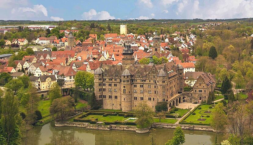 Das Neuensteiner Schloss mit dem "Städtle".