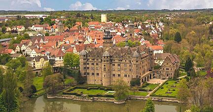 Das Neuensteiner Schloss mit dem "Städtle". Das Wasserschloss kann aber leider zurzeit nicht besichtigt werden.