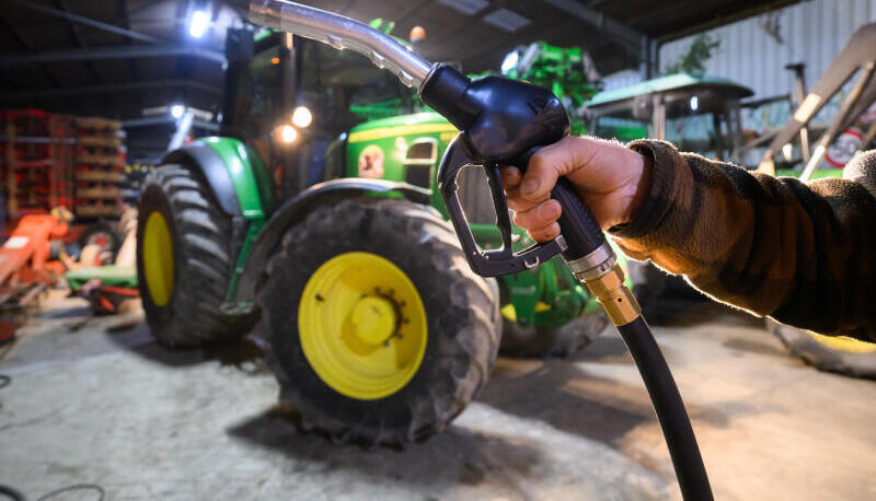 Diesel für Landwirte wird bereits seit den 60er Jahren in Deutschland bezuschusst. 2026 soll damit Schluss sein. Diesel für Landwirte wird bereits seit den 60er Jahren in Deutschland bezuschusst. 2026 soll damit Schluss sein.