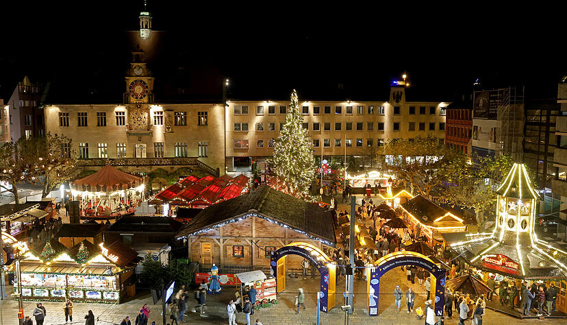 Die Winterkino-Vorf&uuml;hrungen finden an mehreren Tagen unter den Rathausarkaden (Bildmitte) statt.