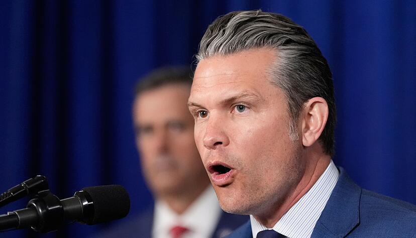 Er teilte den Post des zust&auml;ndigen Regionalkommandos des US-Milit&auml;rs &uuml;ber den erneuten Angriff auf X - US-Verteidigungsminister Pete Hegseth. (Archivbild)