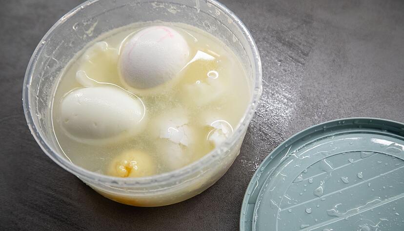 Nach der zweiten Runde: Hier wurde zu lang gesch&uuml;ttelt - ein Ei ging kaputt.