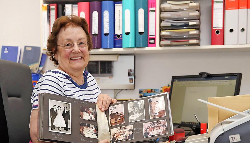 Im Hintergrund die Technik, in der Hand die Vergangenheit: Doris Maurer kann aus vielen Jahrzehnten Familien- und Firmengeschichte erz&auml;hlen.
Foto: Andreas Veigel
