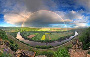 Nach dem Sturm folgt Sonnenschein: ein Regenbogen über dem Neckartal.