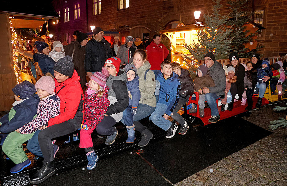 Die Dampfeisenbahn ist gleich bei den ersten Runden voll besetzt.
