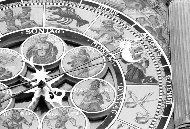 Auch die historische Rathausuhr in Heilbronn wird von der Sonnenfinsternis überschattet.
Die astronomische Uhr zeigt Wochentag, Monat, Datum sowie den Stand der Sonne und des Mondes in den jeweiligen Tierkreiszeichen an. Auch die historische Rathausuhr in Heilbronn wird von der Sonnenfinsternis überschattet.
Die astronomische Uhr zeigt Wochentag, Monat, Datum sowie den Stand der Sonne und des Mondes in den jeweiligen Tierkreiszeichen an.