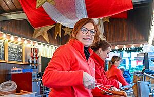 Uschi Schröter strahlt, nicht nur weil sie mit dem Geschäft zufrieden ist, sondern weil wieder Weihnachtsmarkt ist. Uschi Schröter strahlt, nicht nur weil sie mit dem Geschäft zufrieden ist, sondern weil wieder Weihnachtsmarkt ist.