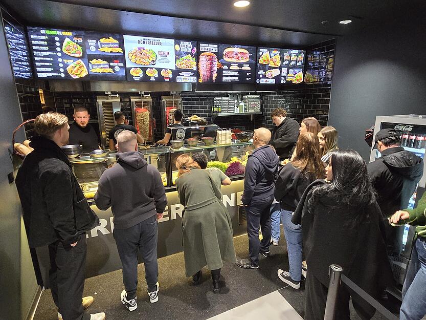 Zahlreiche Besucher sind zum Pre-Opening von "Original Berliner Döner" ins Heilbronner Wollhaus gekommen. Zahlreiche Besucher sind zum Pre-Opening von "Original Berliner Döner" ins Heilbronner Wollhaus gekommen.