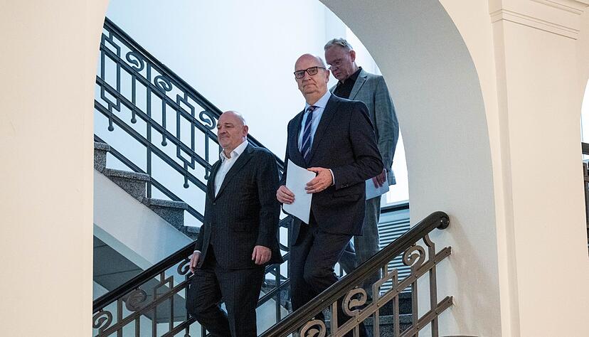 SPD/BSW-Regierung ohne Mehrheit: Der Ministerpr&auml;sident von Brandenburg, Dietmar Woidke (SPD, M), und sein Vize Robert Crumbach (l) erkl&auml;ren die Koalition in Brandenburg f&uuml;r gescheitert.
