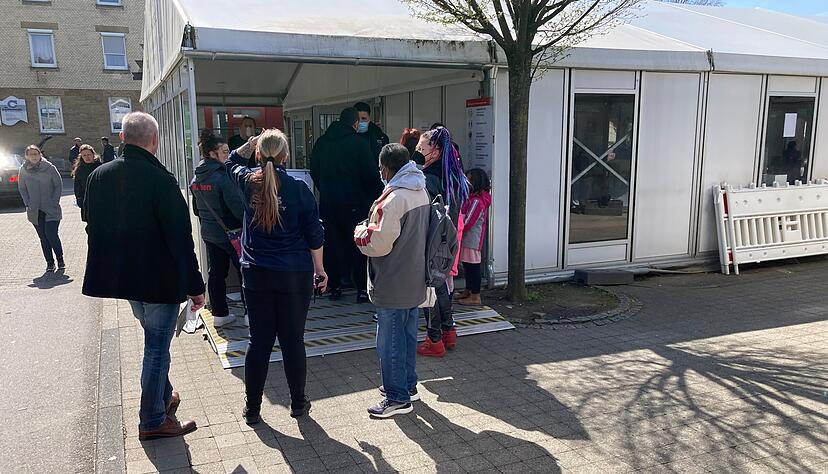 Am Montagmittag gibt es keine Wartemarken mehr. Das Zelt ist voll mit Menschen, die auf die Bearbeitung ihrer Anliegen hoffen.