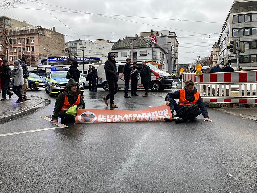"Letzte Generation" blockiert Straße in Mannheim