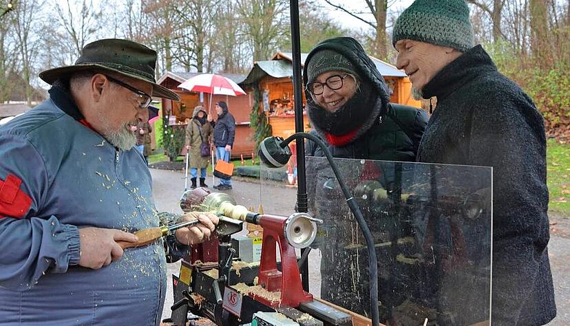 Hobbydrechsler Thomas Krämer hat seine Maschine mit zur Seeweihnacht gebracht und zeigt den Besuchern sein Handwerk. Hobbydrechsler Thomas Krämer hat seine Maschine mit zur Seeweihnacht gebracht und zeigt den Besuchern sein Handwerk.