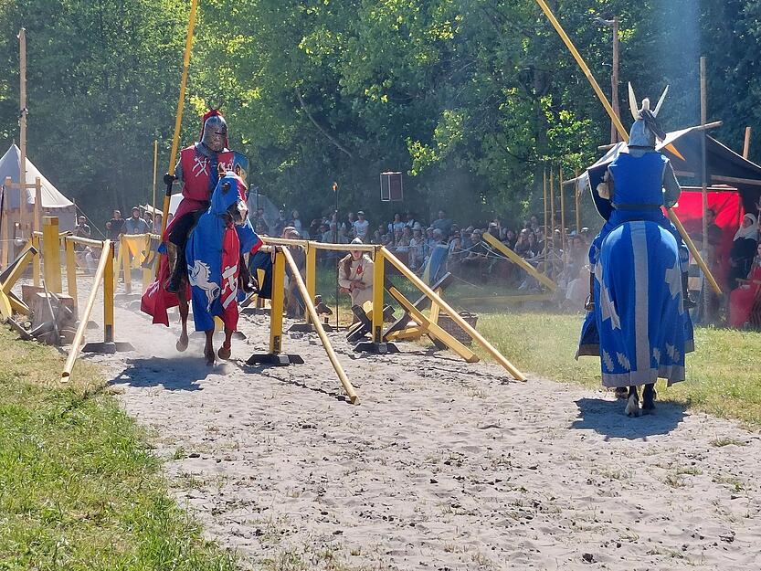 Auf dem Turnierplatz zeigen sich Pferde und Reite den Besuchern des Mittelaltermarkts in M&ouml;ckm&uuml;hl.