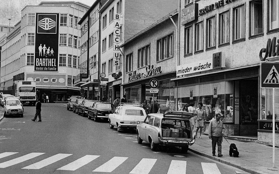 Juli 1968: Blick auf das Gebäude des Bekleidungshauses Barthel und auf die Geschäftszeile in der Kilianstraße. Künftig sollen Parkuhren das Einhalten des Kurzparkens überwachen.