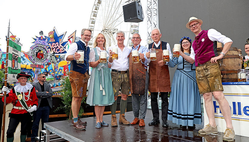 Nach dem Fassanstich: Peter Theilacker (Haller Löwenbräu),  Daniela und Karl Maier, Landesinnenminister Thomas Strobl, OB Harry Mergel, Käthchen Franziska Maurer und HMG-Chef Steffen Schoch.