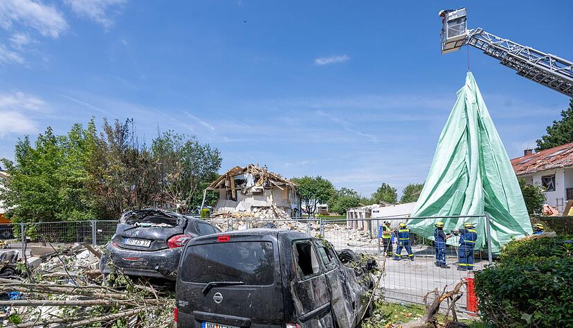 Parkende Autos wurden schwer beschädigt Parkende Autos wurden schwer beschädigt