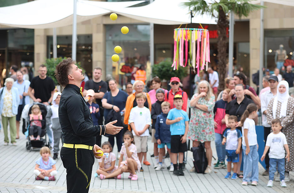 Kurzweilige Unterhaltung an verschiedenen Spielorten und ein buntes Programm f&uuml;r Jung und Alt sorgten zumindest zum Auftakt f&uuml;r Lachen und gute Laune.