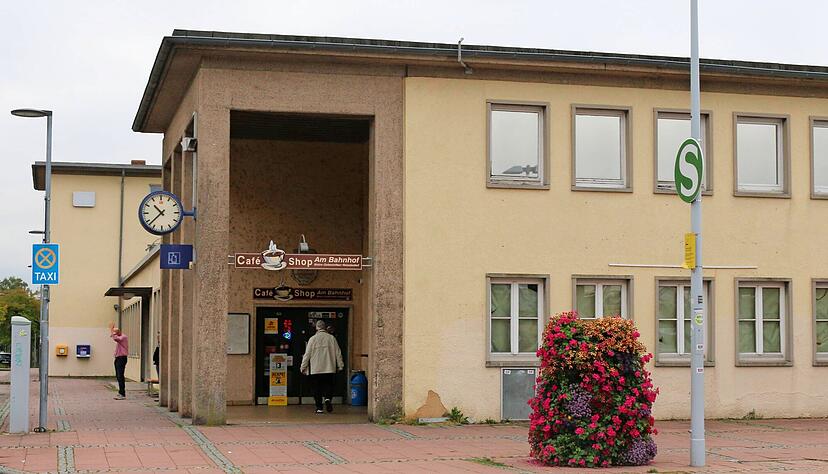 Das Bahnhofsgebäude in Jagstfeld wurde bis 1955 errichtet und steht nicht unter Denkmalschutz.
Foto: Ute Plückthun