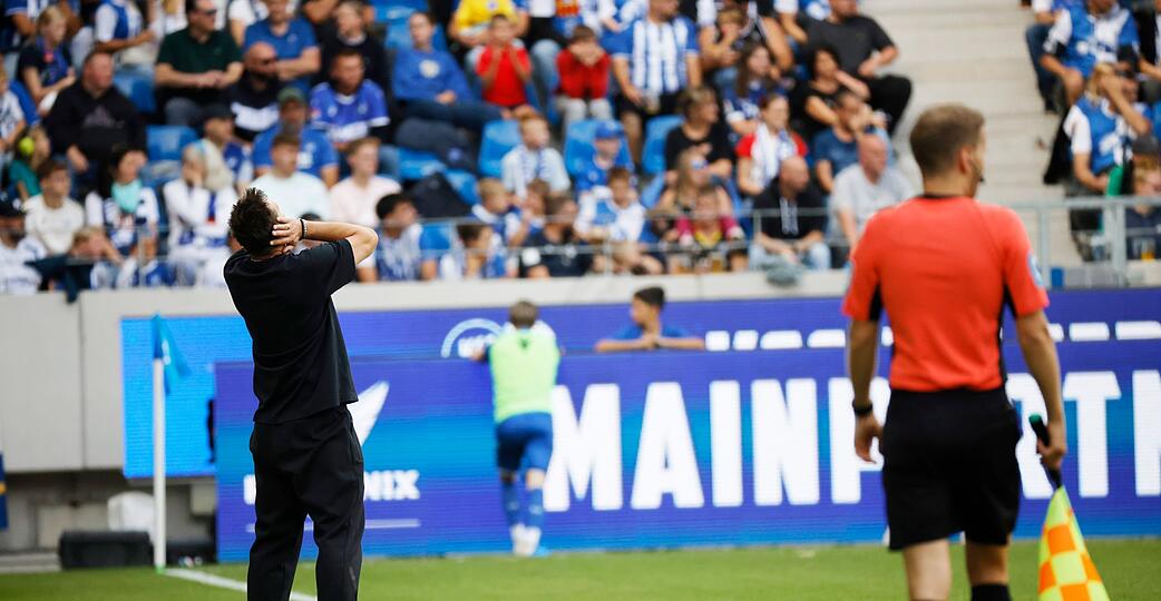 Wieder nichts: Ein frustrierter Miroslav Klose in Karlsruhe.