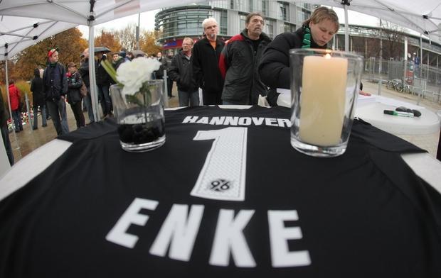 Hannover 96 Fans trauern am Mittwoch vor der AWD-Arena in Hannover um Nationaltorwart Robert Enke.