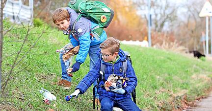 Da sammelt sich was an: Ben (links) und Lennart haben schnell die Arme voll bei all dem Müll, den sie auf ihrem Weg nach Hause finden. Foto: Ralf Seidel
