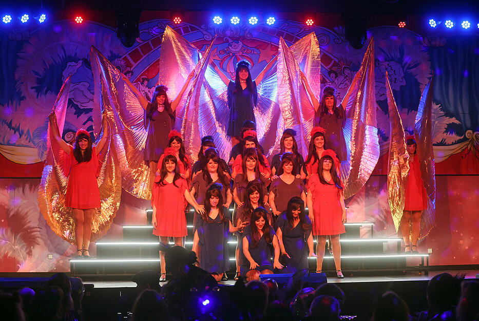 Farbenfrohe Prunksitzung in Gundelsheim begeistert das Publikum mit Show, Tanz und Musik.