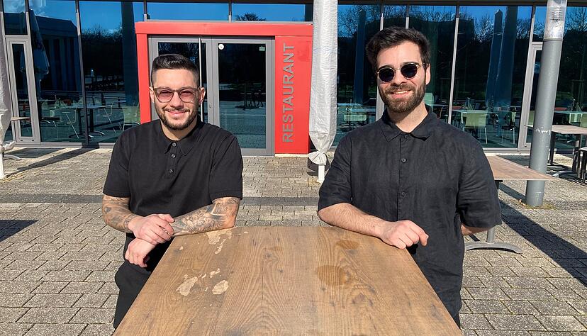 Dimitrios Babanatsas (links) und Chefkellner Stelios Kesoglou