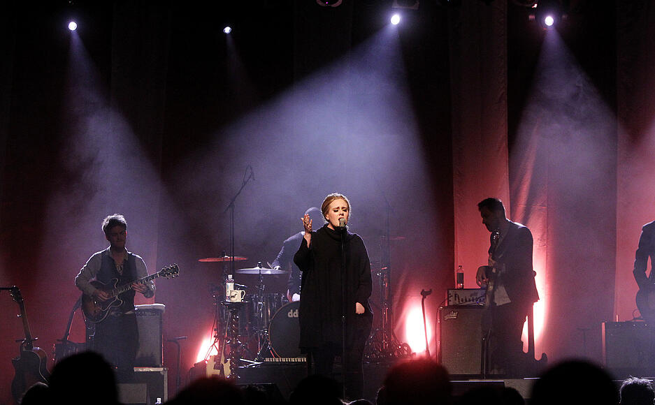 Die Sängerin Adele steht im März 2011 beim Auftakt-Konzert ihrer Deutschland-Tour im Docks in Hamburg auf der Bühne.