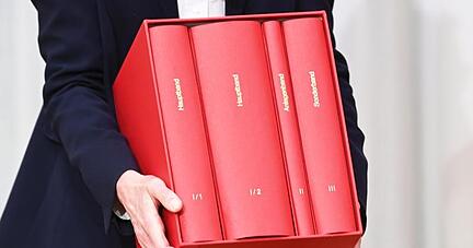 Mehr als 1700 Seiten: Das Gutachten zu Fällen von sexuellem Missbrauch im katholischen Erzbistum München und Freising. Die Studie listet mindestens 497 Opfer auf und wirft unter anderem dem emeritierten Papst Benedikt XVI. Fehlverhalten vor.