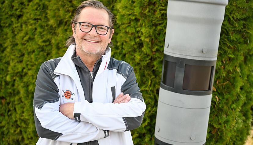 Thilo Wenzler steht neben einer täuschend echt aussehenden Blitzer-Attrappe am Ortsausgang von Frittlingen (Landkreis Tuttlingen).