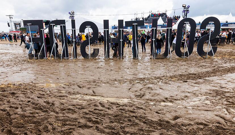 Ein überdimensionaler «Southside»-Schriftzug steht im Schlamm auf dem Gelände des Southside-Festival.
