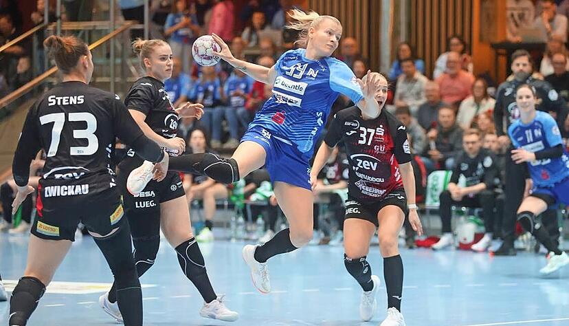 Linksaußen Antje Döll (am Ball) hat die vorzügliche WM-Form bis nach Neckarsulm gerettet. Sieben Tore steuert die Vizeweltmeisterin zum Sieg bei. Linksaußen Antje Döll (am Ball) hat die vorzügliche WM-Form bis nach Neckarsulm gerettet. Sieben Tore steuert die Vizeweltmeisterin zum Sieg bei.