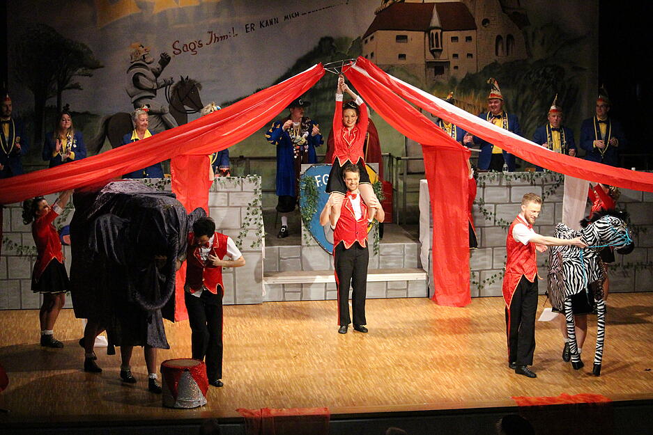 Farbenfrohe Kostüme und kreative Choreografien prägen das Bild der Fastnachtssitzung. Farbenfrohe Kostüme und kreative Choreografien prägen das Bild der Fastnachtssitzung.