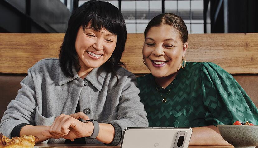 Wie praktisch: Das Pixel Fold bleibt aufgeklappt stehen und bietet im Splitscreen-Modus viele M&ouml;glichkeiten.