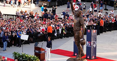 Tom Brady steht vor seiner 12 Fuß hohen Statue - in Anlehnung an seine Rückennummer 12.