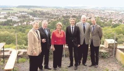 Hoch über Sulzfeld freuen sich (von links) Wolfgang Scheidtweiler, Eberhard Roth, Andrea Scheidtweiler, der Karlsruher Landrat Dr. Christoph Schnaudigel, Klaus von Göler als Vertreter der Eigentümer und Johannes Schweizer.Foto: Peter Boxheimer