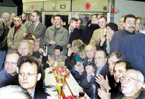 In nicht alltäglicher Umgebung, in der Backstube der Großbäckerei Härdtner, stimmen sich Unterländer Sozialdemokraten 2001 auf die Landtagswahl ein. In nicht alltäglicher Umgebung, in der Backstube der Großbäckerei Härdtner, stimmen sich Unterländer Sozialdemokraten 2001 auf die Landtagswahl ein.