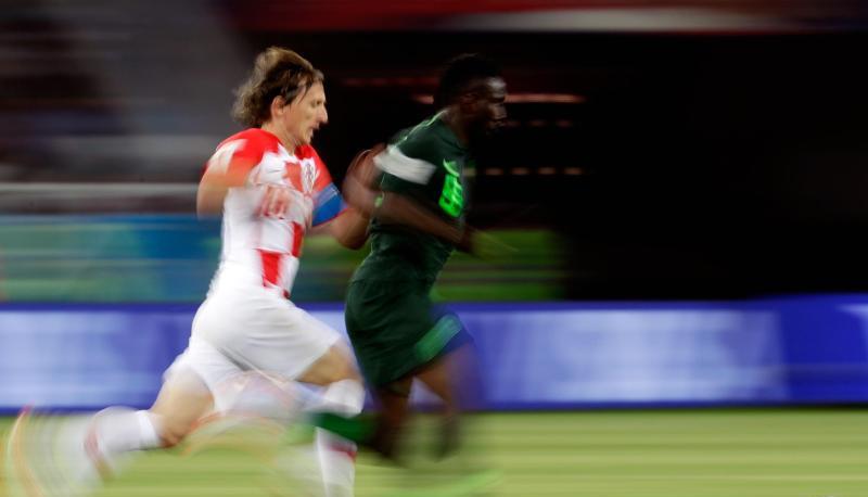 Kroatiens Luka Modric (l) liefert sich mit Nigerias Oghenekaro Etebo ein Laufduell.