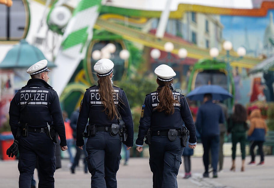Polizisten gehen über das Festgelände des Stuttgarter Frühlingsfestes. Polizisten gehen über das Festgelände des Stuttgarter Frühlingsfestes.