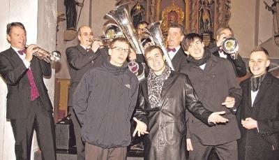 Heilix Blechle und Mundartmonika sorgten beim gemeinsamen Benefizkonzert in der Frauenkirche für eine Spendensumme von 1000 Euro.Foto: Ute Plückthun Heilix Blechle und Mundartmonika sorgten beim gemeinsamen Benefizkonzert in der Frauenkirche für eine Spendensumme von 1000 Euro.Foto: Ute Plückthun