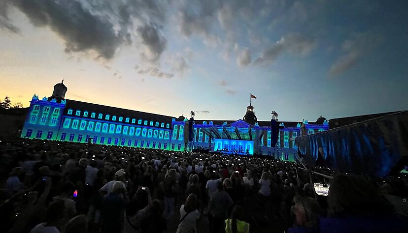 Die Kulisse in Karlsruhe ist einzigartig, die 170 Meter lange Schlossfassade wurde während des Konzerts zur Projektionsfläche. Foto: Ochs