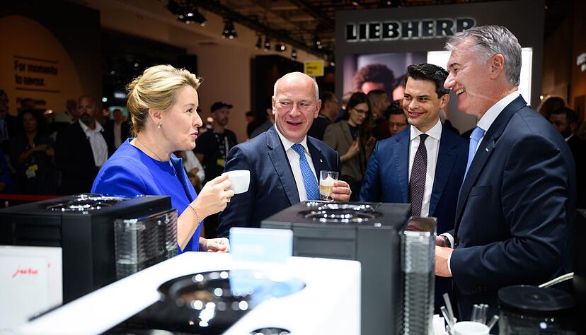 Wirtschaftssenatorin Franziska Giffey lässt sich gemeinsam mit dem Regierenden Bürgermeister Kai Wegner einen Espresso am Stand von Jura Elektrogeräte schmecken. Wirtschaftssenatorin Franziska Giffey lässt sich gemeinsam mit dem Regierenden Bürgermeister Kai Wegner einen Espresso am Stand von Jura Elektrogeräte schmecken.