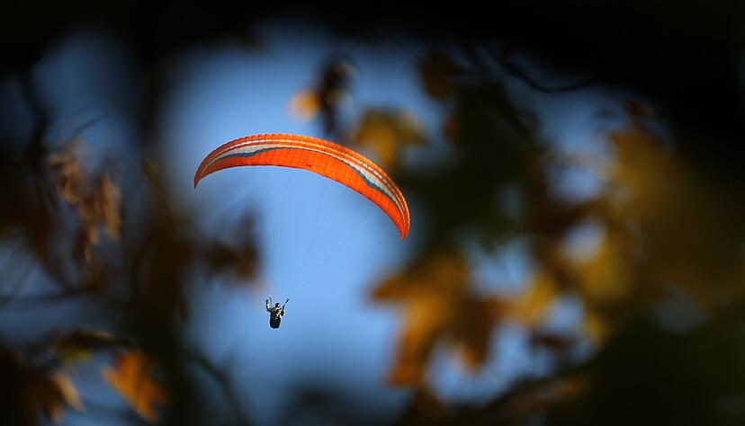 Bei Unterschneidheim ist eine Gleitschirmpilotin abgest&uuml;rzt. (Symbolbild)