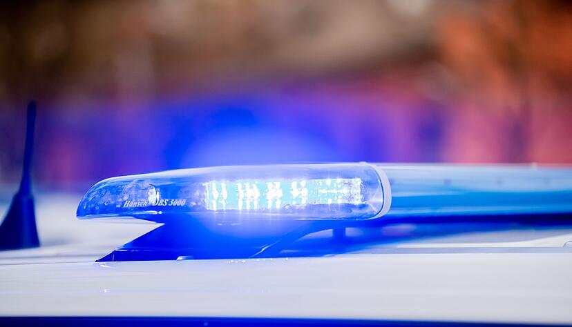 Ein Blaulicht leuchtet auf dem Dach eines Streifenwagens der Polizei. Ein Blaulicht leuchtet auf dem Dach eines Streifenwagens der Polizei.
