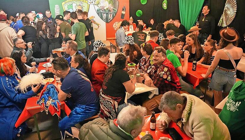 Im liebevoll dekorierten Vereinsheim des Gundelsheimer Carneval-Vereins wird nach den Prunksitzungen weitergefeiert. Im liebevoll dekorierten Vereinsheim des Gundelsheimer Carneval-Vereins wird nach den Prunksitzungen weitergefeiert.