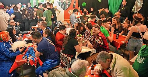 Im liebevoll dekorierten Vereinsheim des Gundelsheimer Carneval-Vereins wird nach den Prunksitzungen weitergefeiert.