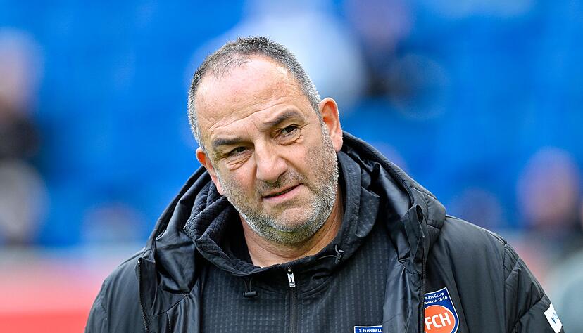 Tief frustriert: Heidenheims Trainer Frank Schmidt nach der Niederlage bei Hoffenheim. Tief frustriert: Heidenheims Trainer Frank Schmidt nach der Niederlage bei Hoffenheim.