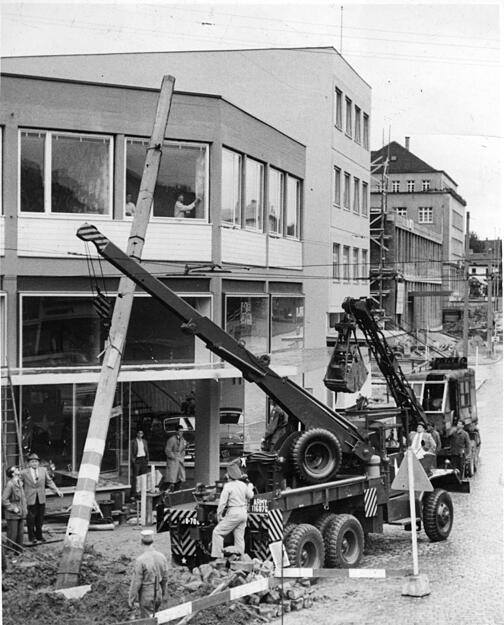 Im Geschoss über der Fiat-Ausstellungshalle werden Renovierungsarbeiten ausgeführt. Ein Spezialfahrzeug der US-Army unterstützt Arbeiten an einem Mast. Undatierte Aufnahme.