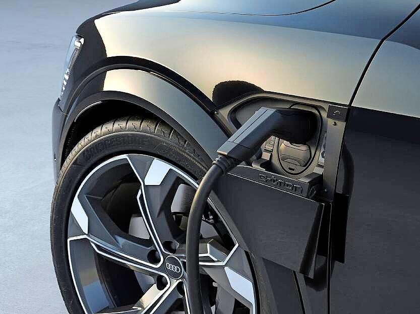 Audi verspricht 416 bis 458 Kilometer, wir sind bei gemischter Fahrweise im Test auf maximal 340 Kilometer gekommen (Stromverbrauch: 26,2 bis 29 kWh pro 100 Kilometer).
